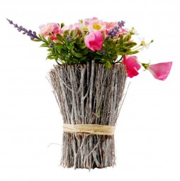 Blütenarrangement mit Rattan